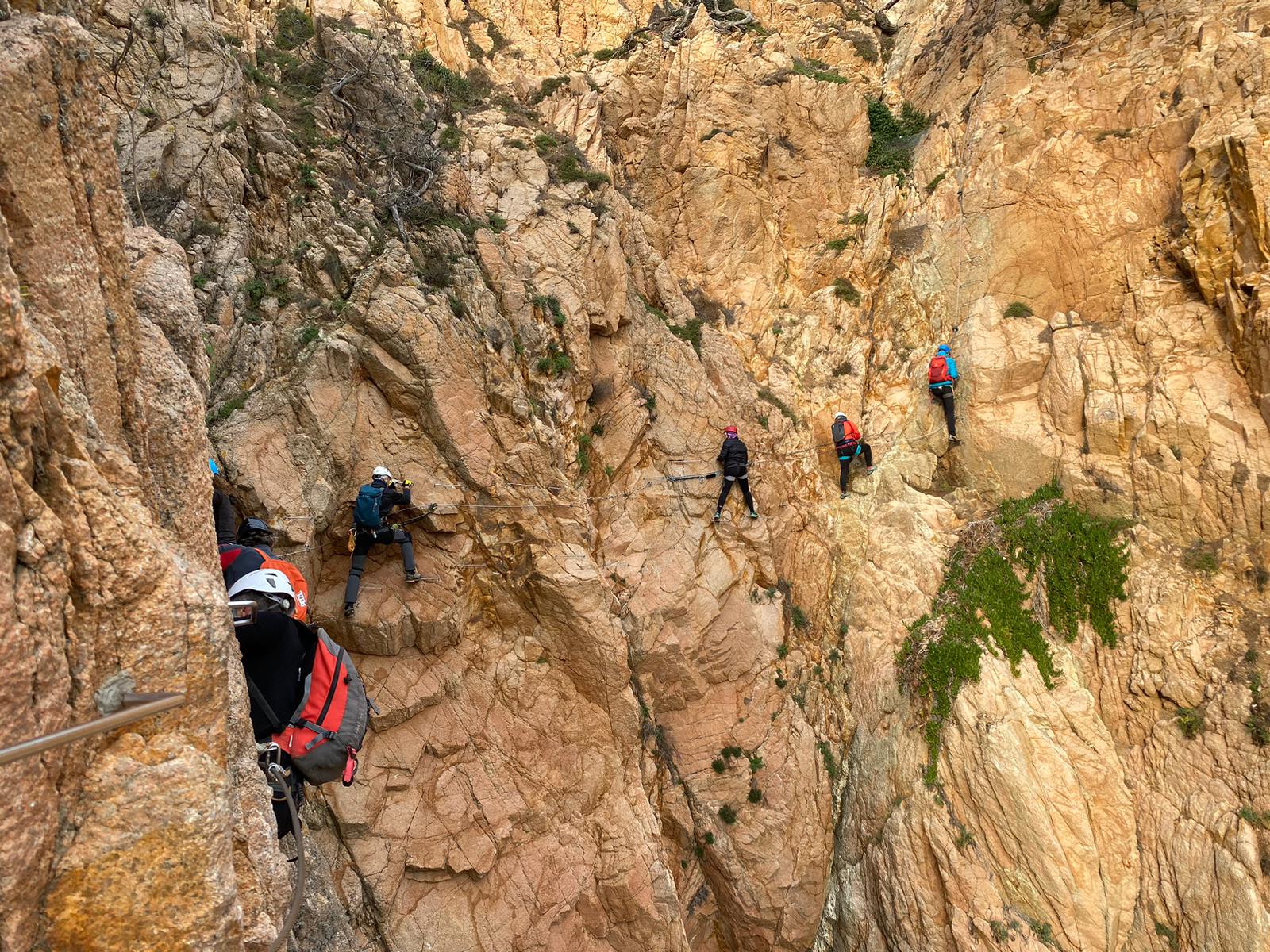 Grupo de personas en la vía ferrata de Cala del Molí(Girona)